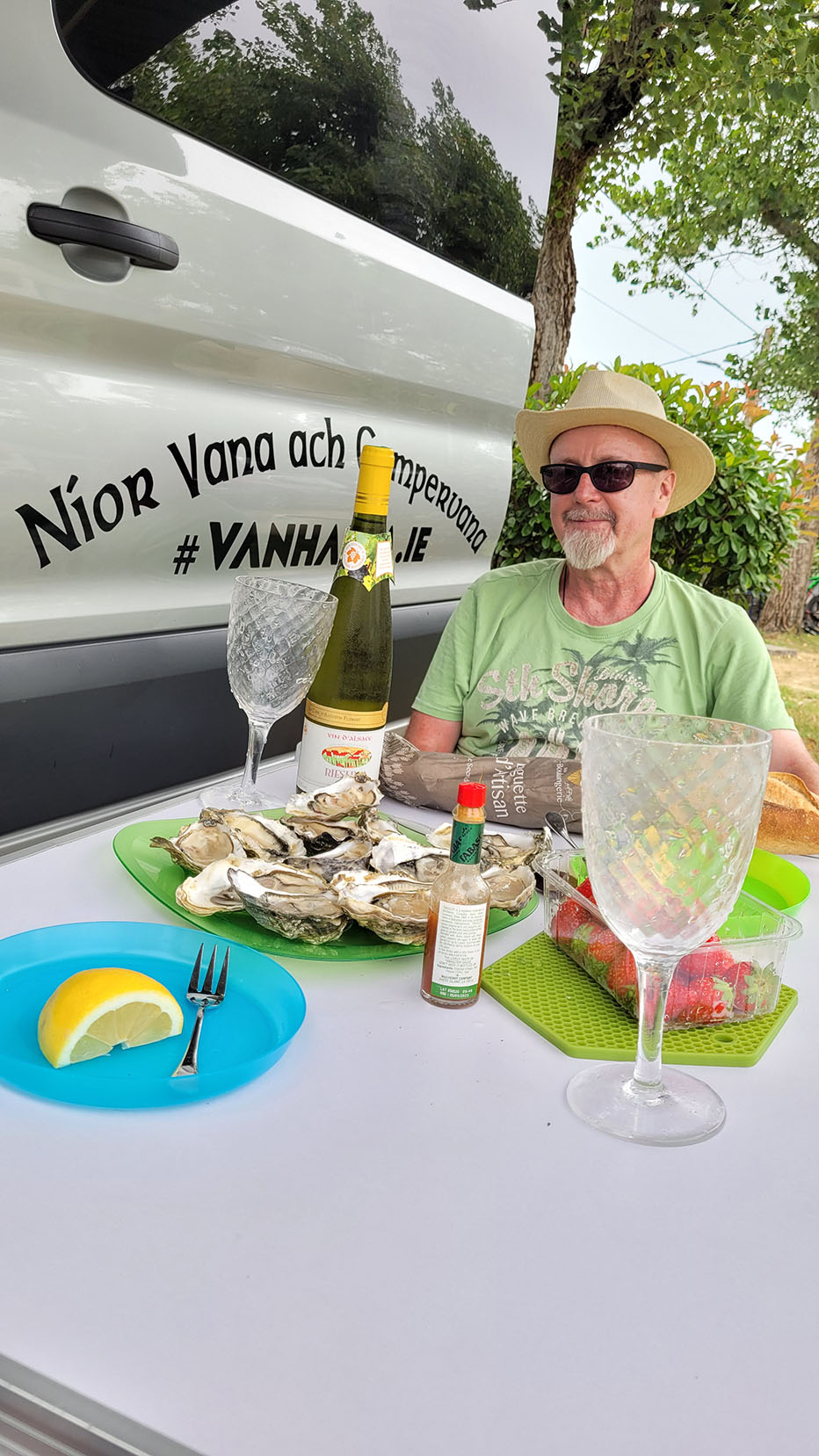 Fresh oysters from the market and lunch is served in Biarritz Camping